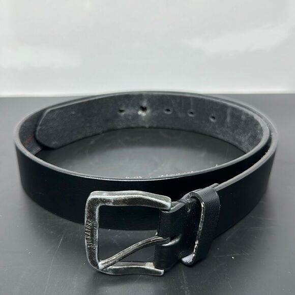Levi's Other - Levi’s signature leather belt sz 36